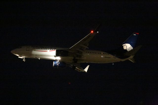 Boeing 737-800 (N950AM)