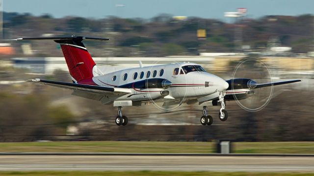 Beechcraft Super King Air 300 (N19MC) - 22 arrival.