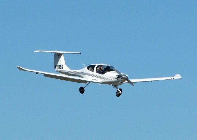 Diamond Star (N204SG) - Landing at Shreveports Downtown Airport.