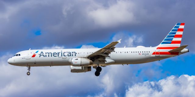 Airbus A321 (N546UW) - An American Airlines A321 landing at PHX on 2/26/23. Taken with a Canon R7 and Tamron 70-200 G2 lens.