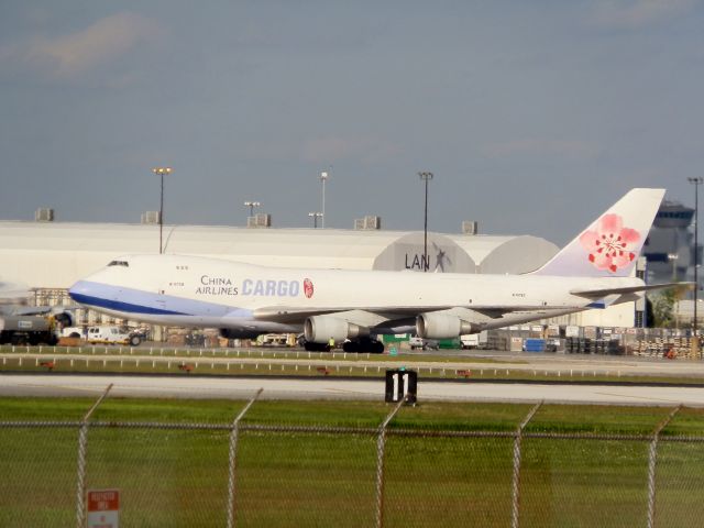 Boeing 747-400 (B-18725) - Pushback!