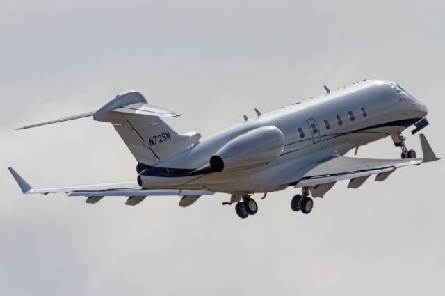 Bombardier Challenger 300 (N725N)