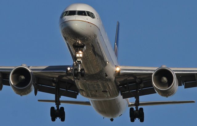 BOEING 757-300 (N75861) - Landing at the LAX.