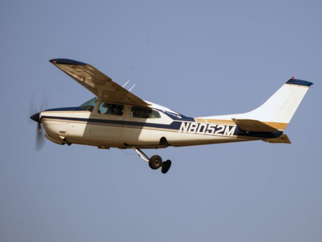 Cessna Centurion (N8052M) - Take off runway 26.