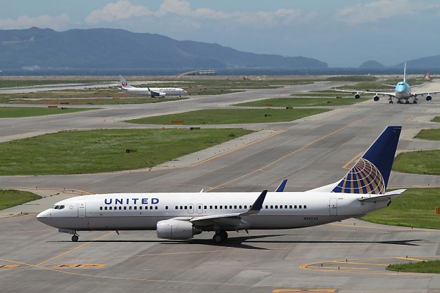 Boeing 737-800 (N14235)