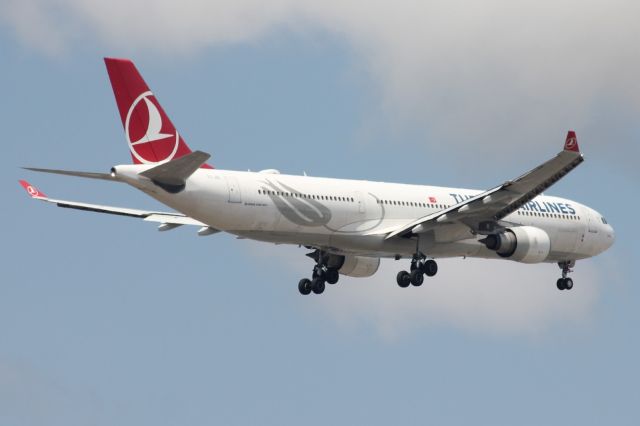 Airbus A330-300 (TC-JOL)