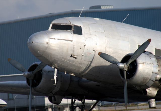 Douglas DC-3 (N437GB)