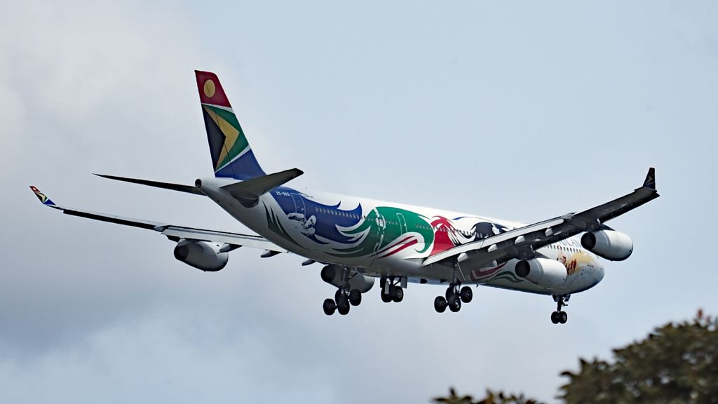 Airbus A340-300 (ZS-SXD) - Airbus A340-313 SAA ZS-SXD final rwy 21 YPPH Lilac Hill Park 310818.