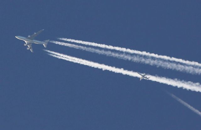 Boeing 747-200 — - Croisement CRJ et 747 AF