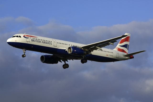 Airbus A321 (G-EUXL) - Airbus A321-231, British Airways, G-EUXL, 13.Oct.2022, EGLL London Heathrow, Myrtle Ave