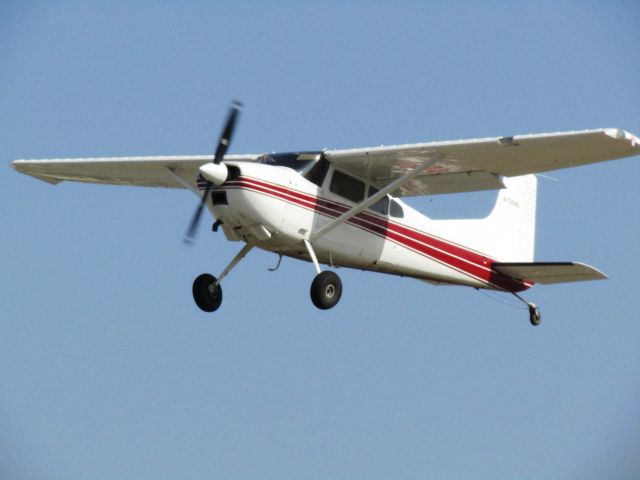 Cessna Skyhawk (N70048) - Taking off RWY 24