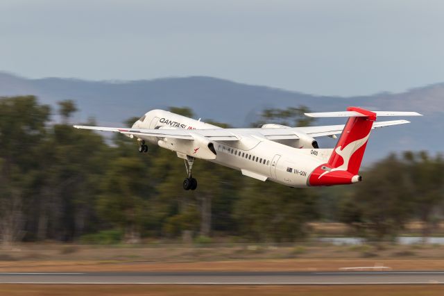 de Havilland Dash 8-400 (VH-QOV)