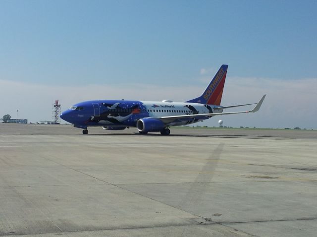 Boeing 737-700 — - Penguin One arriving