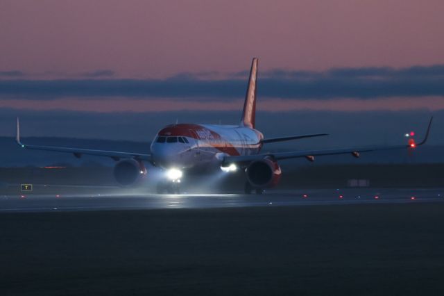 Airbus A320neo (G-UZHB) - A pre-dawn departure for EZY1901 with Christmas holidaymakers off to the warmth of Tenerife.