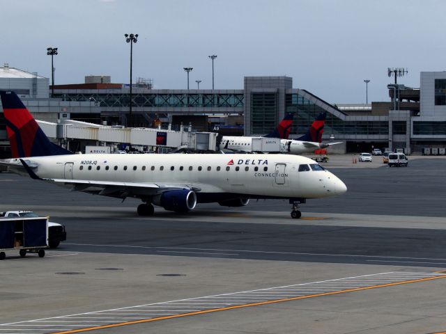 Embraer 175 (N208JQ) - Delta 8208