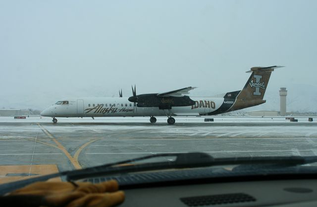 de Havilland Dash 8-400 (N400QX)