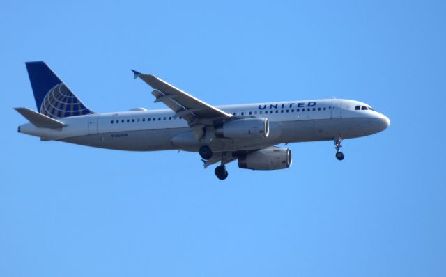 Airbus A320 (N424UA) - Shown here is a United Airline Airbus A320 on final in the Winter of 2018.
