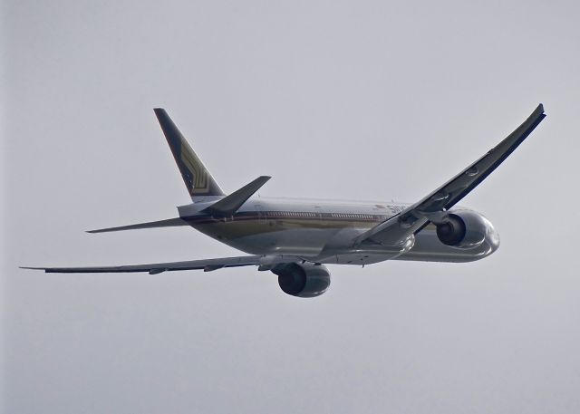 BOEING 777-300 (9V-SWD)