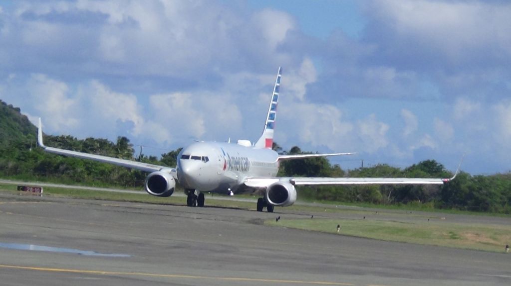 Boeing 737-800 (N842NN)