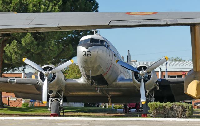 Douglas DC-3 —