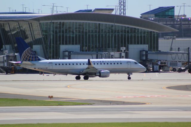 Embraer 175 (N736YX) - Plane Type: 2016 Embraer S A ERJ-170-200LRbr /Route: CLT-EWRbr /Airline: United Airlines br /Livery: Old United Liverybr /Registration: N736YXbr /Owned By: Republic Airways INCbr /Runway: 36R