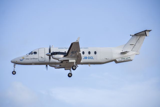 Beechcraft 1900 (J8-OCL)