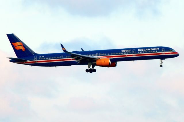 BOEING 757-300 (TF-ISX) - Iceair 631 in retro livery, arriving from Keflavik