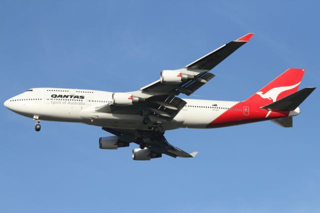 Boeing 747-200 (VH-OEG) - A QANTAS B747-400ER approaches runway 027R at LHR.