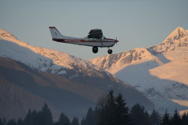 Cessna Skyhawk (N5034H) - Nice afternoon for some touch 'n goes in Juneau. Taken from the airport perimeter trail.
