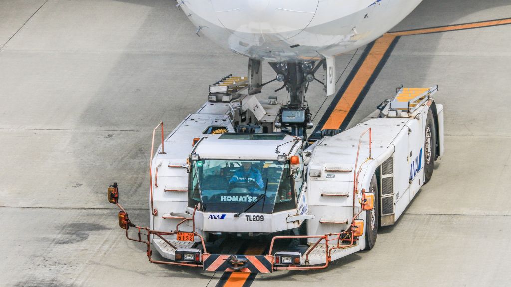 — — - TL209br /pushback truck（Tow bar les）/ ANA KOMATSUbr /Apr.06.2016 Tokyo International Airport [HND/RJTT] JAPAN