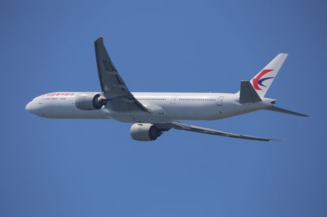 BOEING 777-300ER (B-2001)