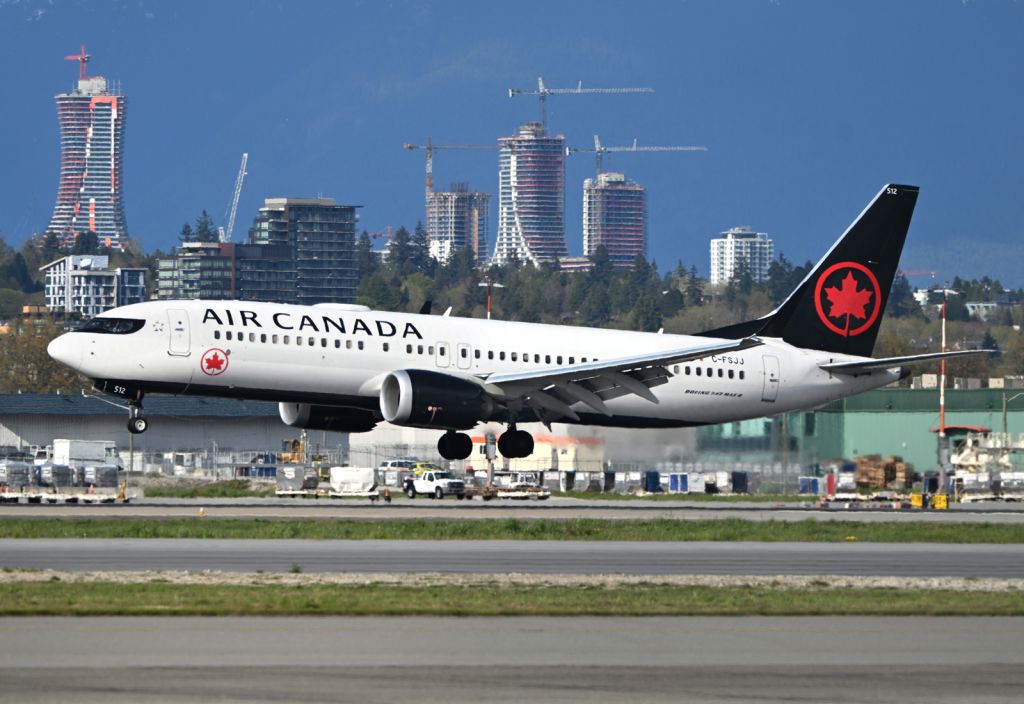 Boeing 737 MAX 8 (C-FSJJ)