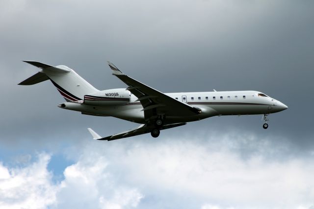 Bombardier Global 5000 (N130QS) - Landing on runway 24 at BDL