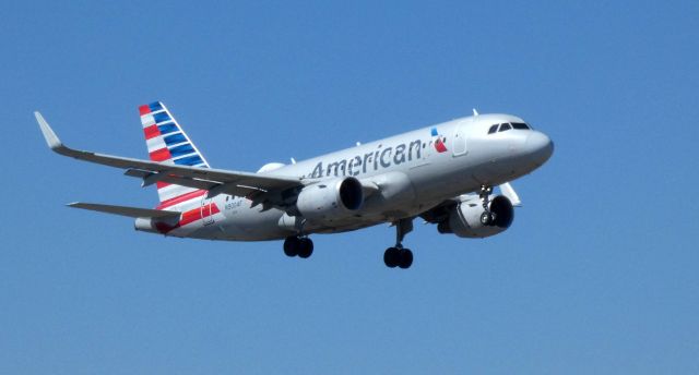 Airbus A319 (N9004F) - On final is this 2013 American Airlines Airbus A319-115 in the Spring of 2021.