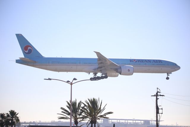 BOEING 777-300ER (HL8006)