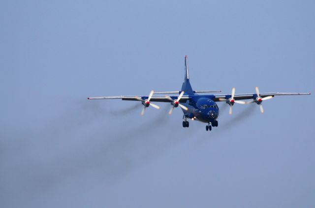 Antonov An-12 (UR-CNT)