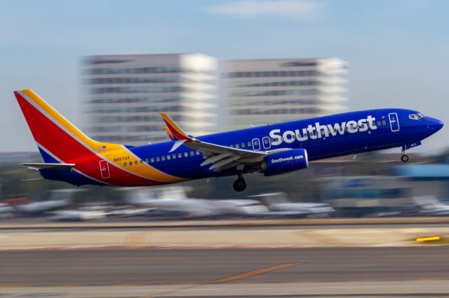 Boeing 737-800 (N8572X)