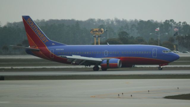 BOEING 737-300 (N665WN) - Landing at RSW on 02/11/2011