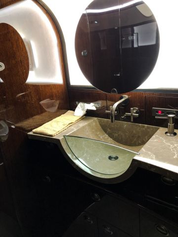 Bombardier Challenger 300 (N517WZ) - Lavatory