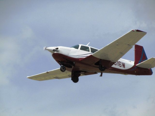 Mooney M-20 (N5816W) - Taking off RWY 26L