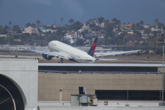 BOEING 777-200LR (N708DN)