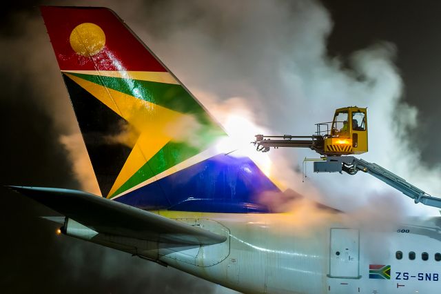 Airbus A340-600 (ZS-SNB) - deicing