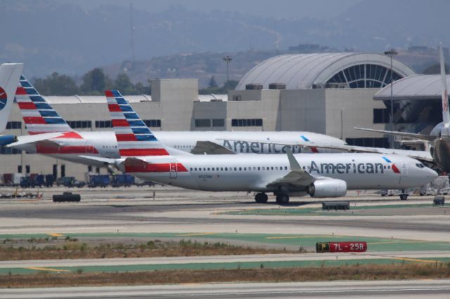 Boeing 737-800 (N925NN)