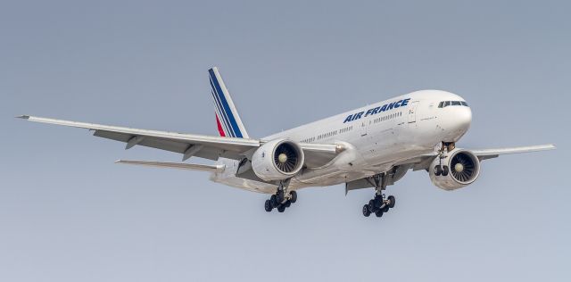 Boeing 777-200 (F-GSPJ) - AFR356 on short finals for runway 23 at YYZ