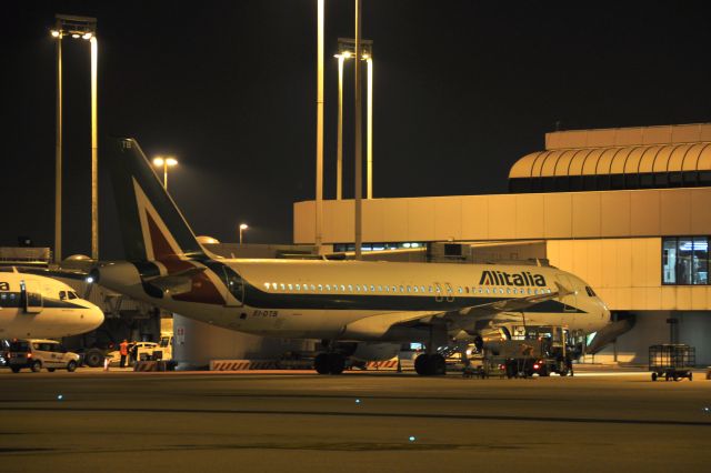 Airbus A320 (EI-DTB) - Alitalia Airbus A320-216 EI-DTB in Rome Fiumicino 