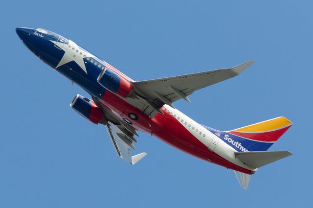 Boeing 737-700 (N931WN) - Southwest 8651 rockets off of Runway 31 at DSM on her return flight back to Atlanta after dropping off passengers at DSM on a charter flight. The aircraft returned to Atlanta with an empty cabin and cargo bay. Photo taken April 17, 2021 at 1:23 PM with Nikon D3200 at 185mm. 