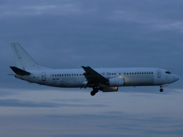 BOEING 737-400 (N870AG) - Landing at nightfall!