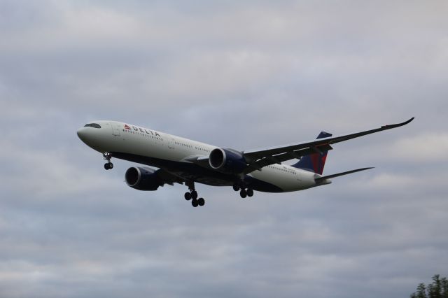 Airbus A330-900 (N417DX) - A Delta Airlines A330-900 on final approach into LHR, landing on runway 27L. This specific flight was the second A330-900 to come to LHR for DAL, this flight being DL1 from JFK.br /br /Location: Myrtle Ave.br /Date: 04.10.22 (dd/mm/yy).