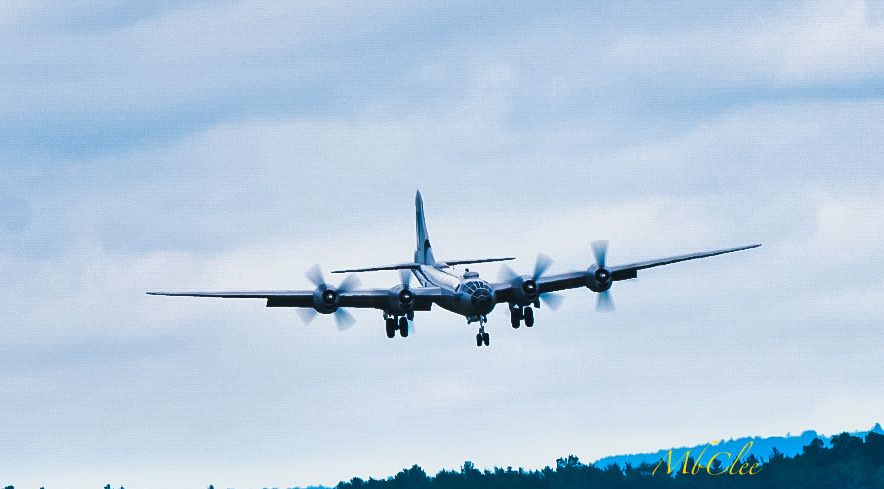 Boeing B-29 Superfortress (FIFI) - Fifi coming in 