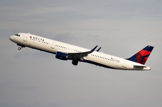 Airbus A321 (N314DN) - Month old airbus 321 lifting off into the afternoon sky